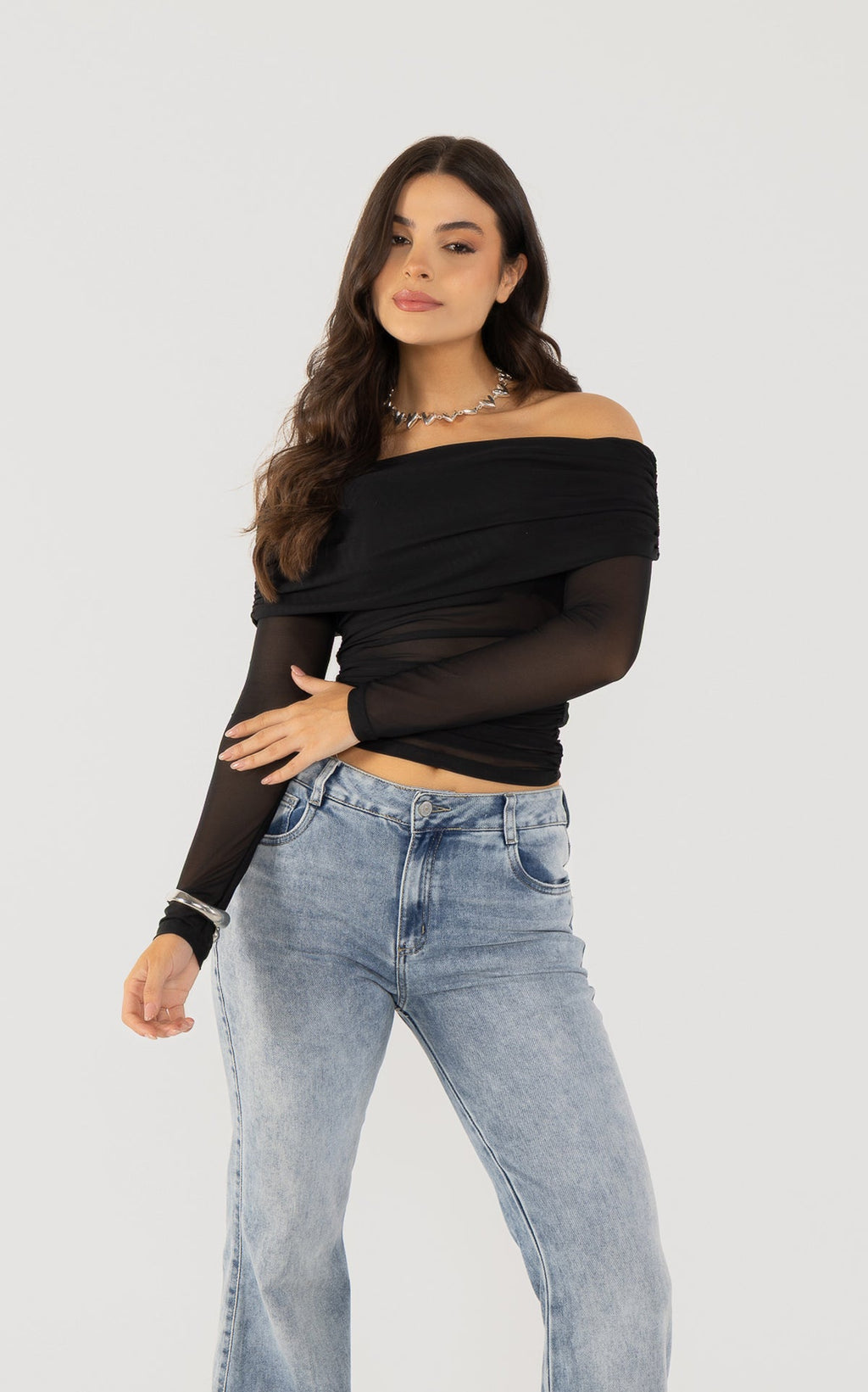 Blusa Negra Cuello Bandeja Manga Larga