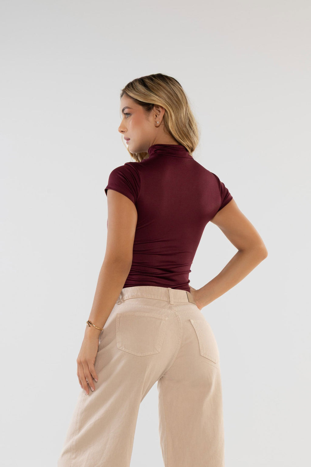 Body Vinotinto Cuello Alto con Cortes en Manga