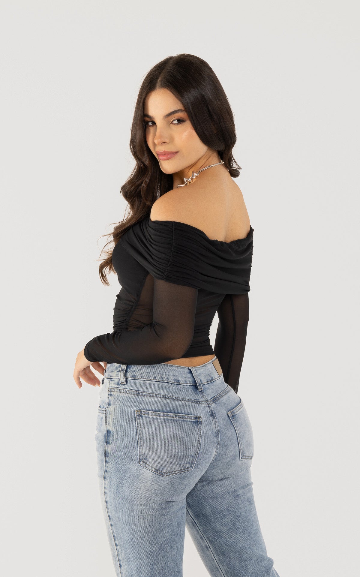 Blusa Negra Cuello Bandeja Manga Larga