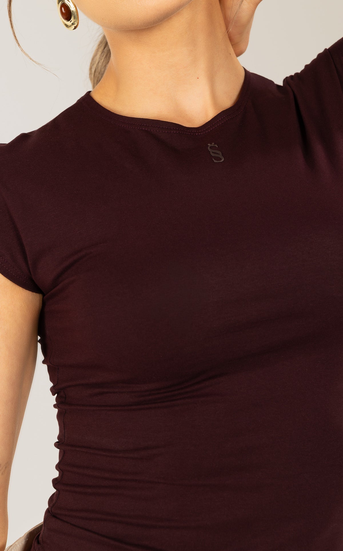 Camiseta Vinotinto Slim Fit Manga Rodada