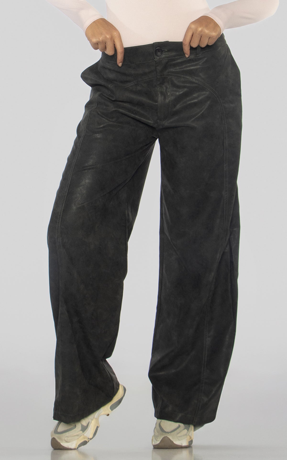 Pantalón Gris Tipo Cuerina