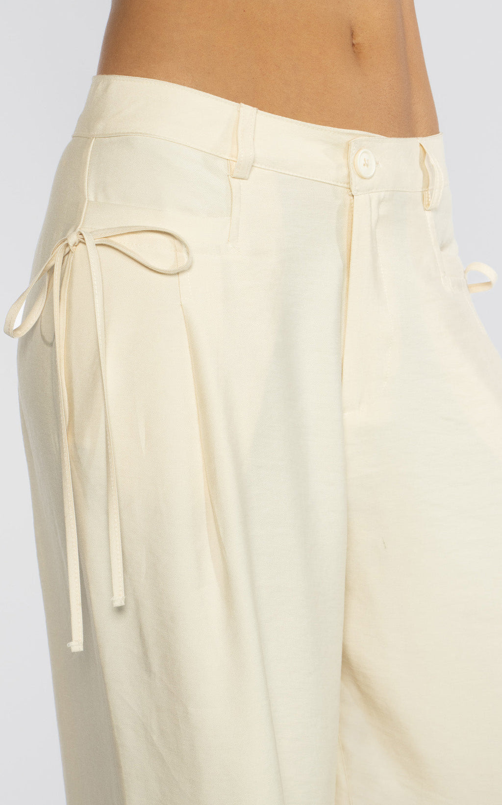 Cream Bow-Detail Pants by Navissi