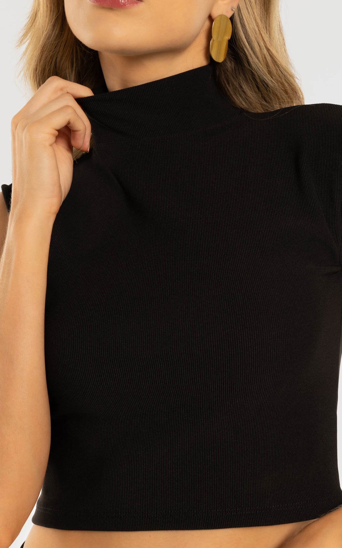 Blusa Negra Manga Sisa Cuello Alto